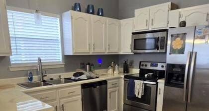 Cozy 2 bedroom house in Southaven withAC, extensive kitchen tools, relaxed vibe.