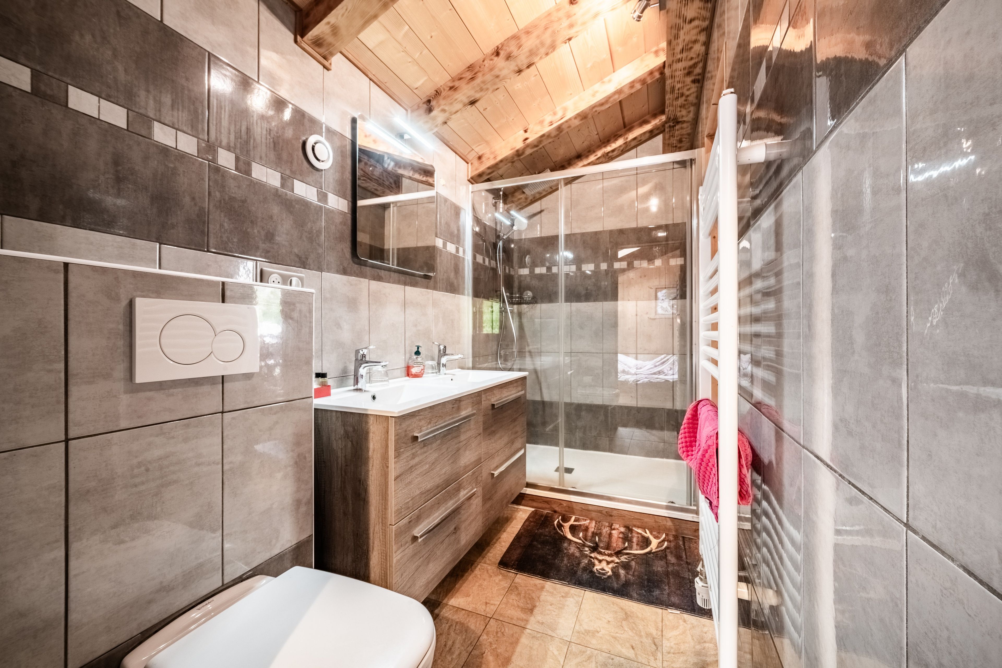 Un baño moderno con ducha, inodoro y lavabo.