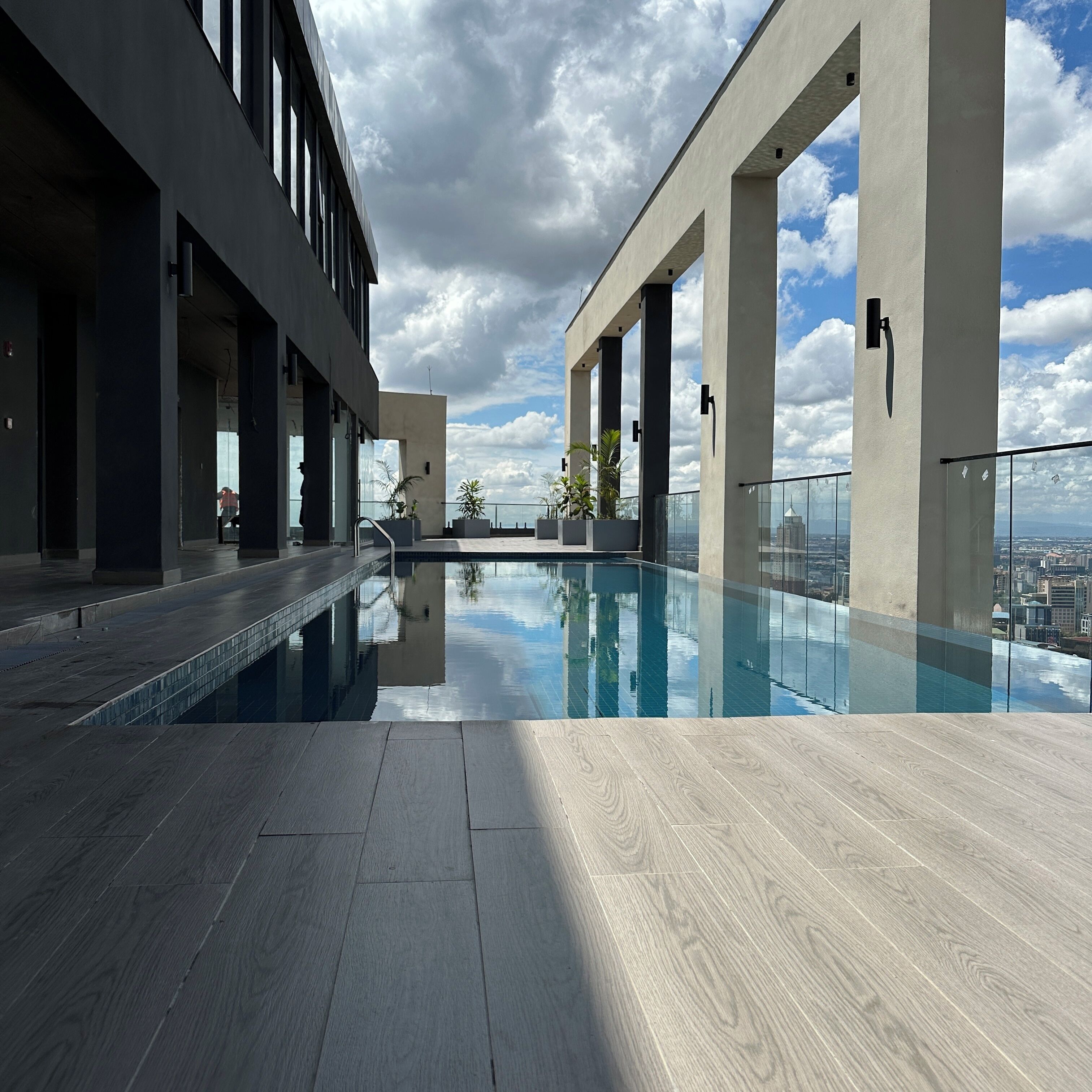 Una piscina al aire libre