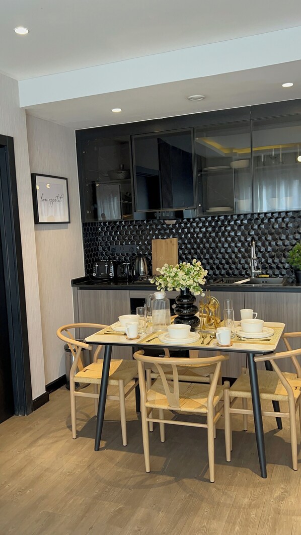 Apartamento empresarial, vista para a cidade | Cozinha privada | Frigobar, micro-ondas, fogão, talheres/pratos/utensílios de cozinha