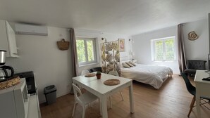 A compact room with a bed, a desk, a chair, a table, and a window. - Studio on the top floor of a traditional Grasse country house (Grasse)