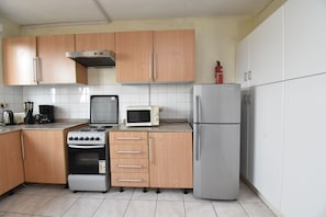 Refrigerador con freezer, microondas, placa de cocina