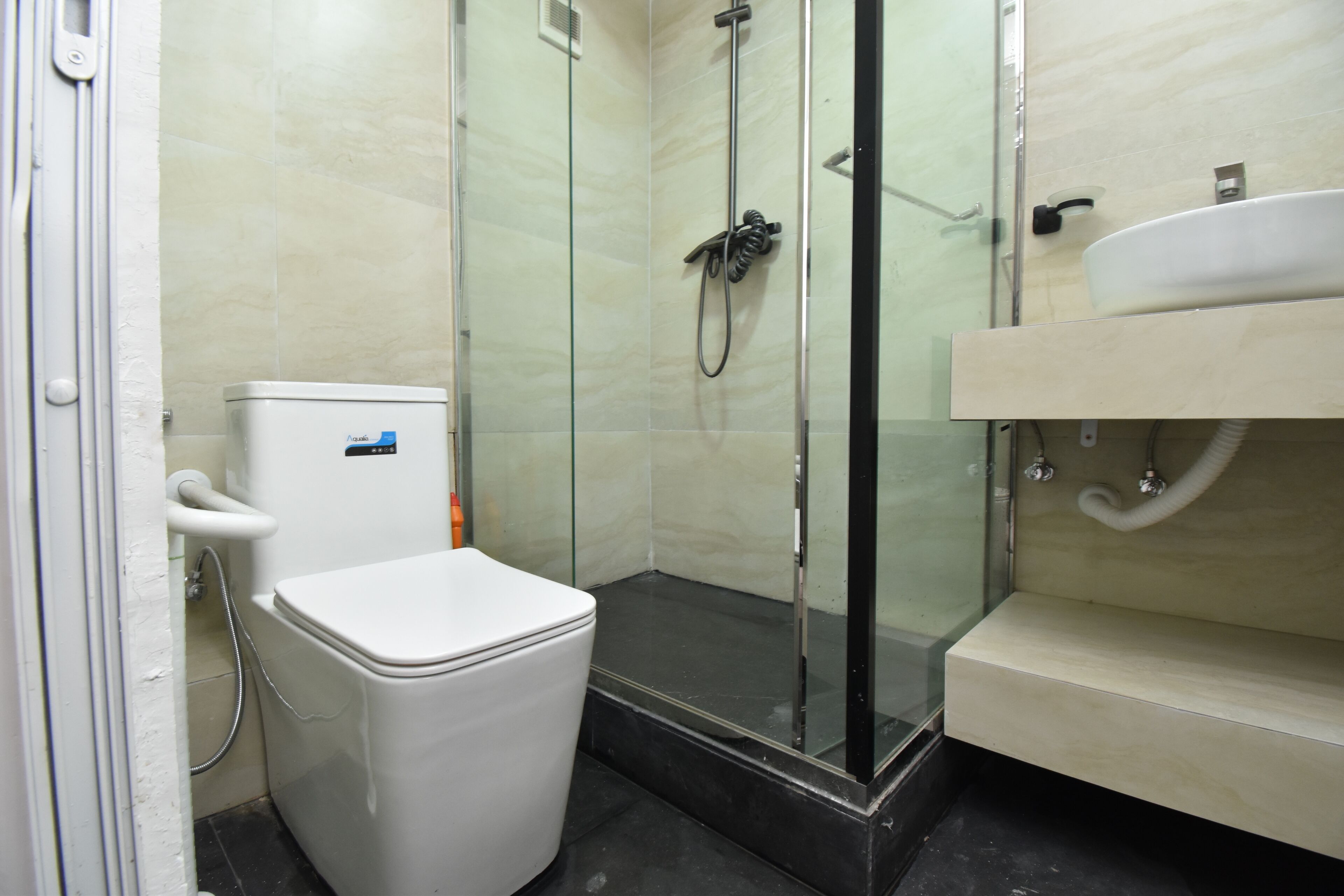 Deluxe Apartment, 3 Bedrooms, Balcony, City View | Bathroom | Towels, soap, shampoo, toilet paper