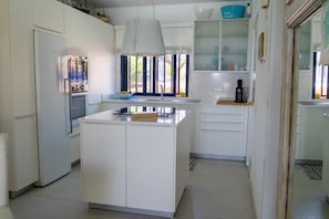Wasserkocher mit Kaffee-/Teezubehör, Kühlschrank, Mikrowelle, Ofen