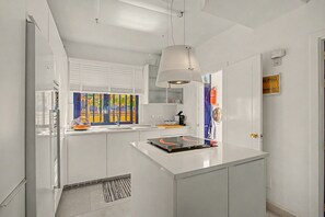 Wasserkocher mit Kaffee-/Teezubehör, Kühlschrank, Mikrowelle, Ofen