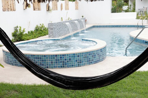 Bambu Beach Haus - New King Apartment • Saltwater Pool & Tropical Oasis