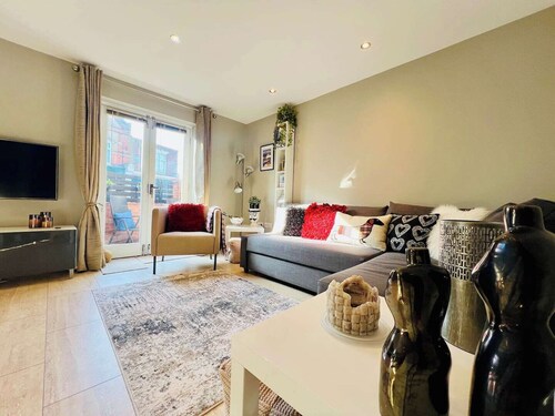 Bright Coastal Flat 5 Minutes from Frinton Beach