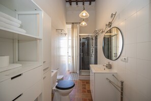 Een douche, een haardroger, handdoeken