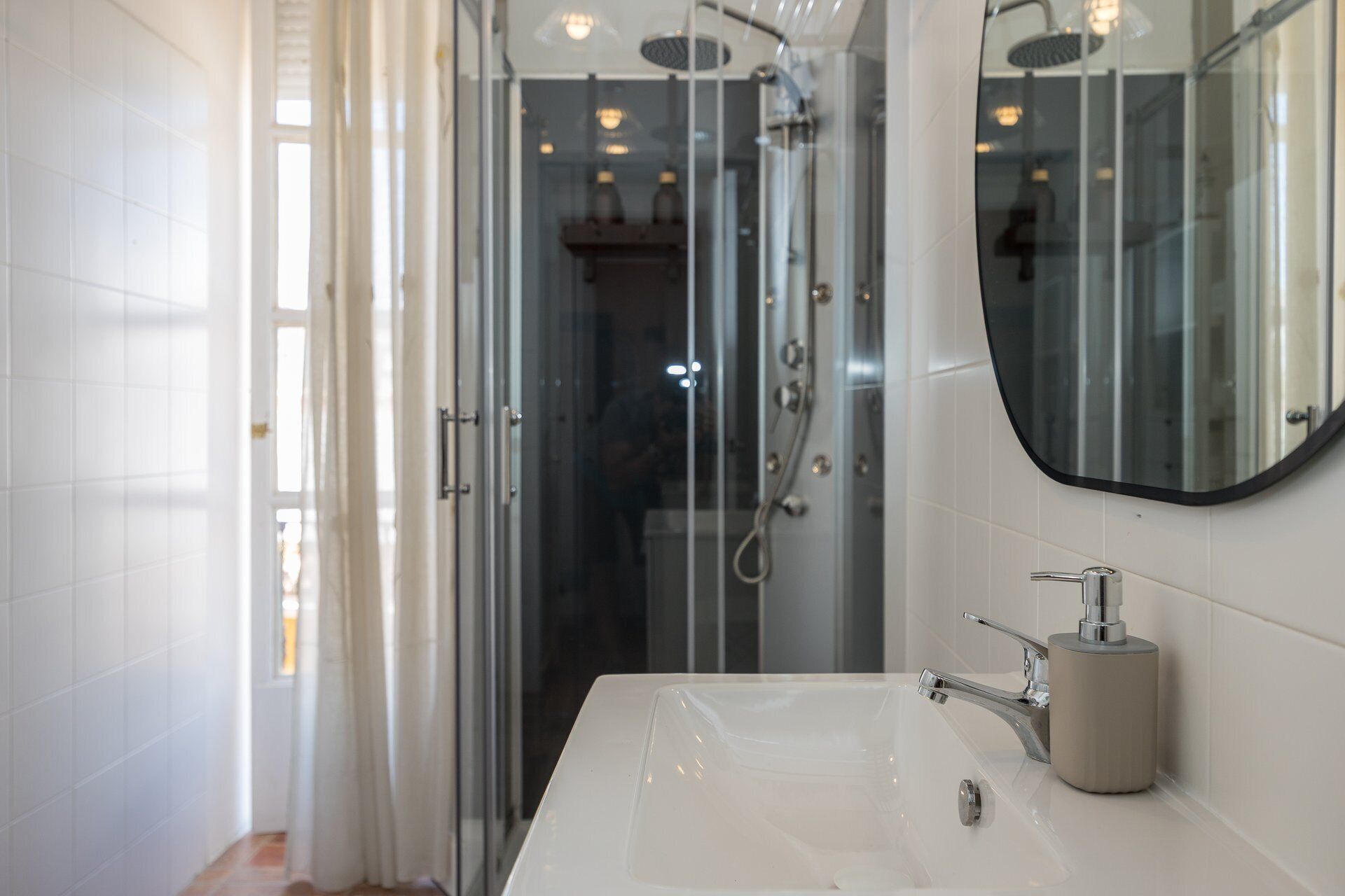 Een douche, een haardroger, handdoeken
