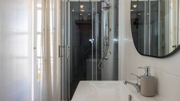 Een douche, een haardroger, handdoeken