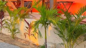 A building with a red exterior, wooden beams, and a thatched roof. - Pousada Caju Sansete  (Barreirinhas)