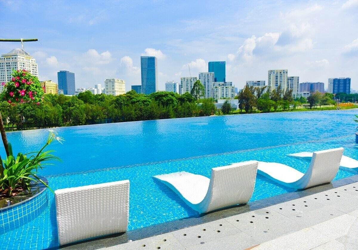 Outdoor pool, free pool cabanas, pool umbrellas