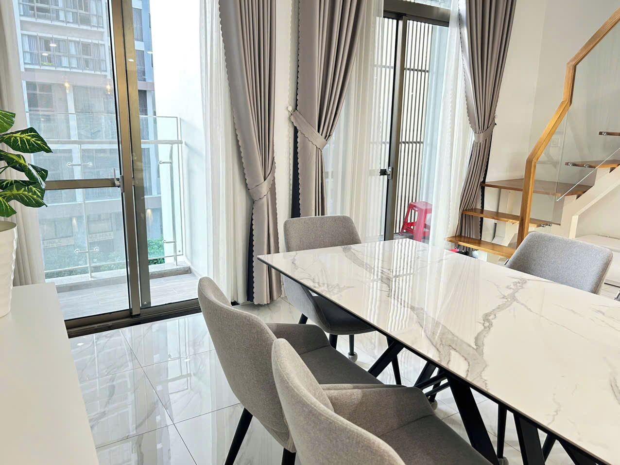 Superior Studio Suite, Balcony, Garden View | Dining