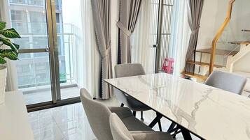 Superior Studio Suite, Balcony, Garden View | Dining
