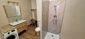 Shower, hair dryer, toilet paper - Vrbo Property (L'Isle-sur-la-Sorgue)