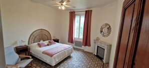 Iron/ironing board, WiFi, bed sheets - Vrbo Property (L'Isle-sur-la-Sorgue)
