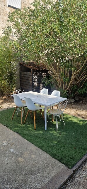 Outdoor dining - Vrbo Property (L'Isle-sur-la-Sorgue)