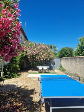 Outdoor dining - Vrbo Property (L'Isle-sur-la-Sorgue)