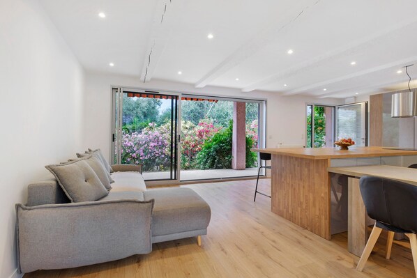 Interior - Family House near Nice & Monaco with Shared Terrace, Private Garden, and Wi-Fi (Drap)