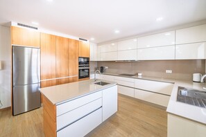 Wasserkocher mit Kaffee-/Teezubehör, Kühlschrank, Mikrowelle, Ofen