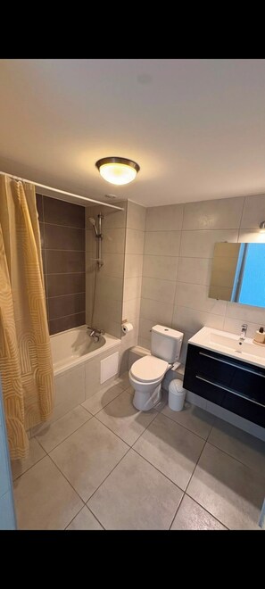 Towels, soap, toilet paper - Vrbo Property (Dardilly)