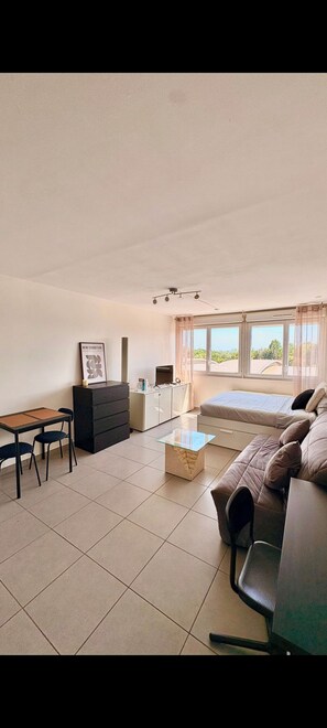 Living area - Vrbo Property (Dardilly)