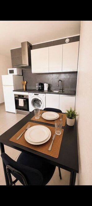Private kitchen - Vrbo Property (Dardilly)