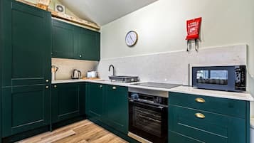 Kaffe- och tebryggare, kylskåp, mikrovågsugn och ugn