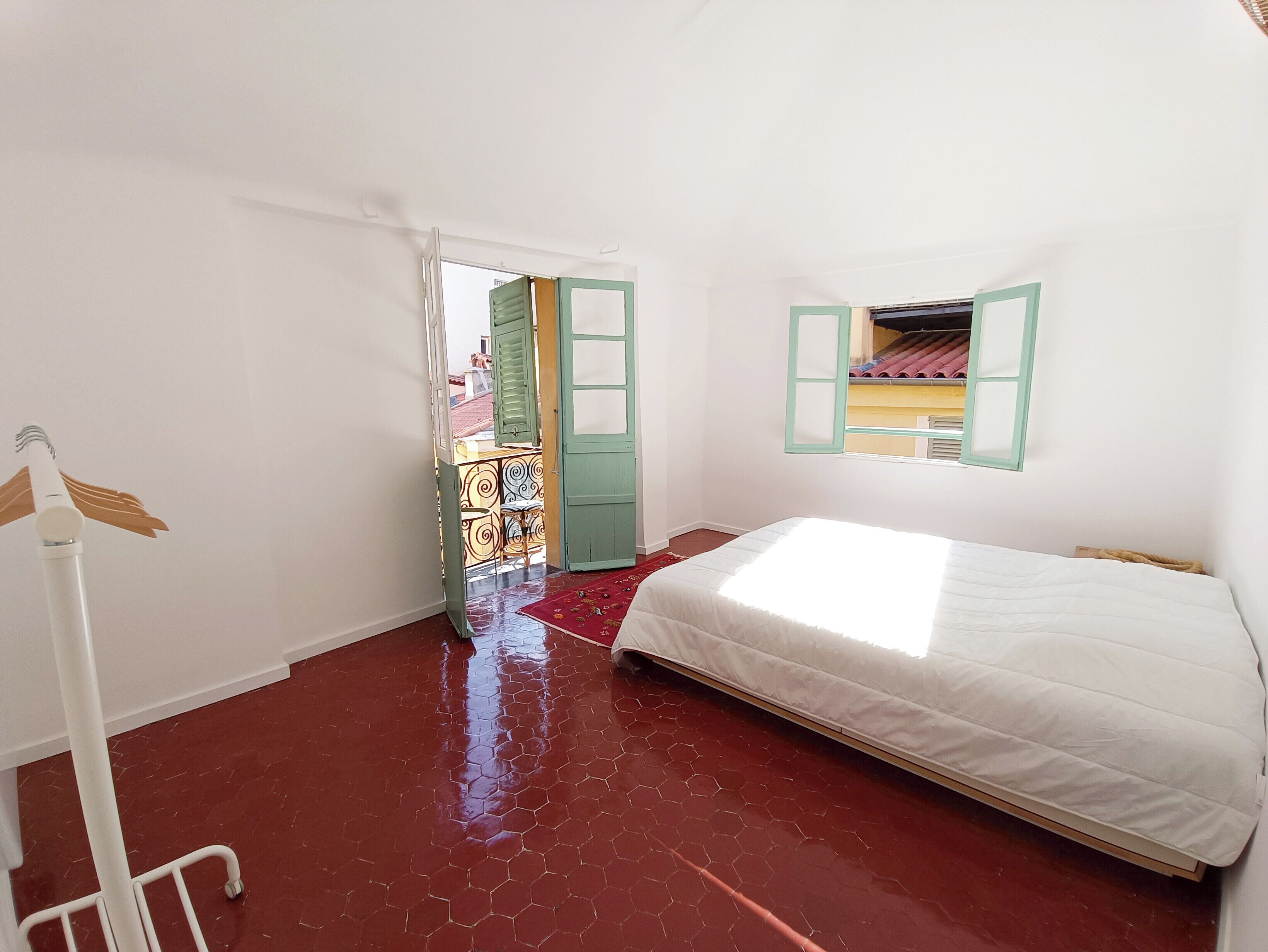 2 slaapkamers, een strijkplank/strijkijzer, beddengoed