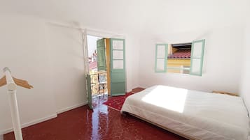 2 slaapkamers, een strijkplank/strijkijzer, beddengoed
