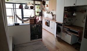 Wasserkocher mit Kaffee-/Teezubehör, Kühlschrank, Ofen, Geschirrspüler