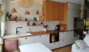 Wasserkocher mit Kaffee-/Teezubehör, Kühlschrank, Ofen, Geschirrspüler