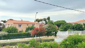 A residential area with houses, a street, and a gated entrance. - Studio with balcony (Six-Fours-les-Plages)
