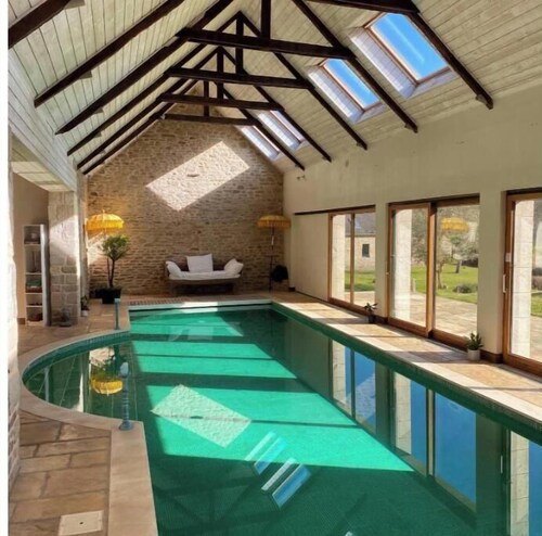 Charming villa with a pool in the heart of an 18th-century estate