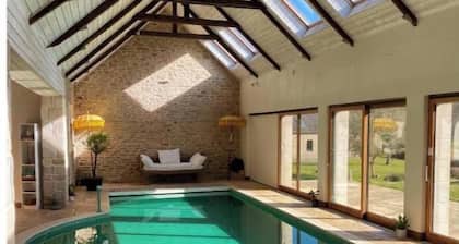 Charming villa with a pool in the heart of an 18th-century estate