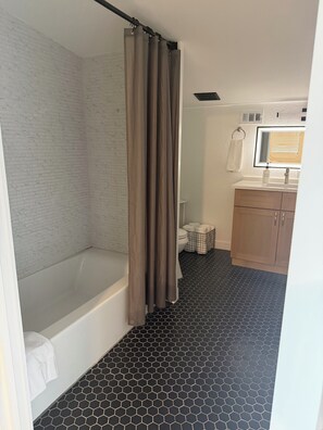 Haartrockner, Handtücher, Seife, Toilettenpapier