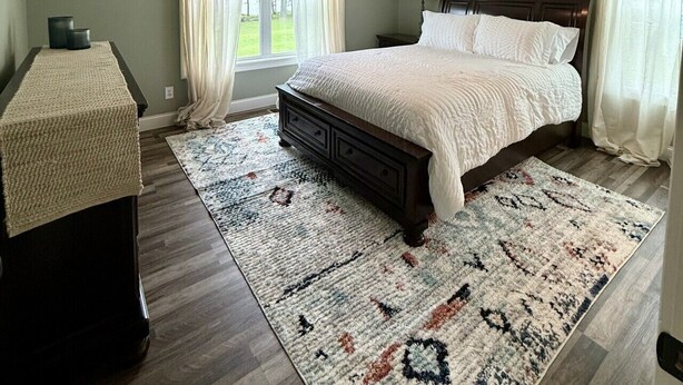 A bedroom with a bed, a desk, a ceiling fan, and a window with curtains. - The Shakonohey on Weiss Lake (Centre)