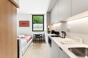 Wasserkocher mit Kaffee-/Teezubehör, Kühlschrank, Mikrowelle, Ofen