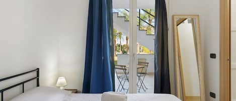 Tabla de planchar con plancha, wifi, ropa de cama