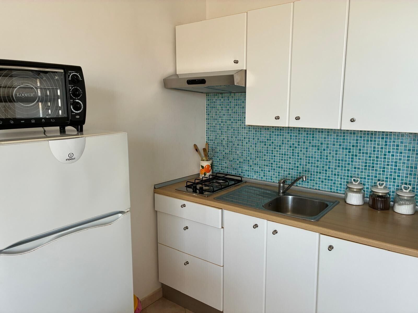 Réfrigérateur, four, plaque de cuisson, cafetière/bouilloire