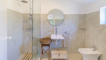 Dusche, Haartrockner, Handtücher
