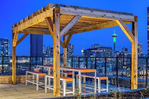 Outdoor dining - Steps to Downtown Oasis 2BR 3 beds Sleeps 6 Underground Free Parking (Calgary)