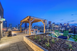 Outdoor dining - Steps to Downtown Oasis 2BR 3 beds Sleeps 6 Underground Free Parking (Calgary)