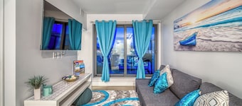 Steps to Downtown Oasis 2BR 3 beds Sleeps 6 Underground Free Parking