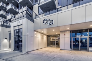 Exterior detail - Steps to Downtown Oasis 2BR 3 beds Sleeps 6 Underground Free Parking (Calgary)