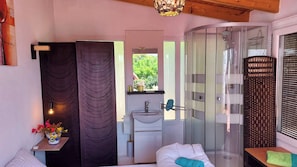 Een douche, handdoeken, zeep, toiletpapier