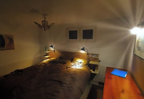 Een strijkplank/strijkijzer, gratis wifi, beddengoed