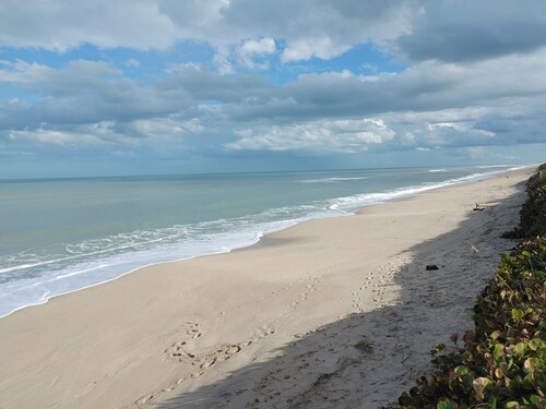 Melbourne Beach Charming 3-bedroom rustic beach house on 1.2 acre property