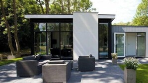 Una casa moderna con un patio amoblado.