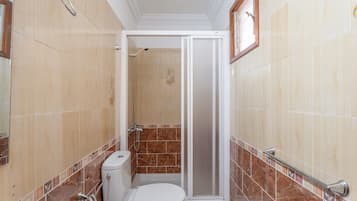 Een douche, handdoeken